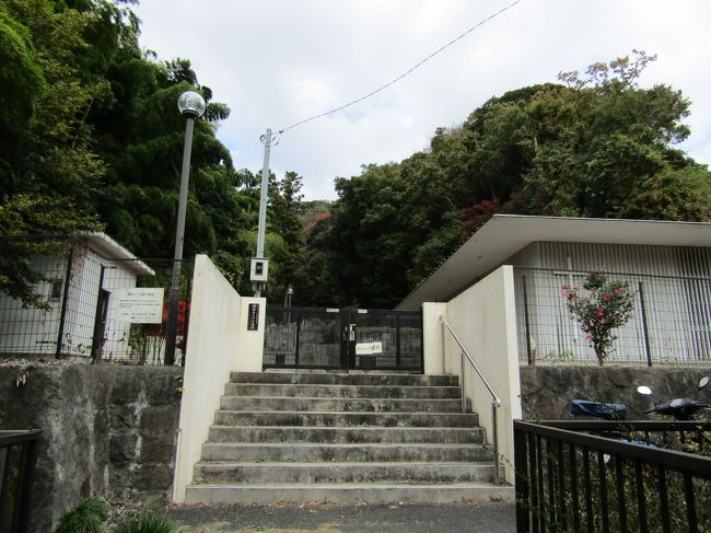 鎌倉市二階堂字紅葉谷の谷戸に鎌倉カトリック墓地がある。ただし、谷戸の入口には「鎌倉カトリック墓地 案内図」があり、門柱には「(宗)カトリック横浜司教区 鎌倉カトリック墓地」とあり、「鎌倉カトリック墓地」が名称であるはずなのだが、門の扉には2つに割れてしまっている 「鎌倉カトリック霊苑」の看板もある。したがって、「鎌倉カトリック霊苑」とも呼ばれている。<br /> 鎌倉では車のナンバーが「横浜」であるが、(宗)カトリックの司教区が「横浜」であるのは何か似ている。中心地横浜の一地区が鎌倉なのだろう。幕末に横浜が開港し、居留地が出来、教会が建てられた。そうしたカトリックの日本での歴史がこうした鎌倉カトリック墓地からも伺うことができる。<br /> また、紅葉谷(もみじがやつ)の谷戸の枝分かれしている小さな谷戸には瑞泉寺の塔頭があったのであろう。やぐらも残っている。しかし、明治維新の廃仏毀釈により、そうした塔頭は廃寺になり、その跡地がこのように鎌倉カトリック墓地になったものと考えられる。<br />(表紙写真は鎌倉カトリック墓地)