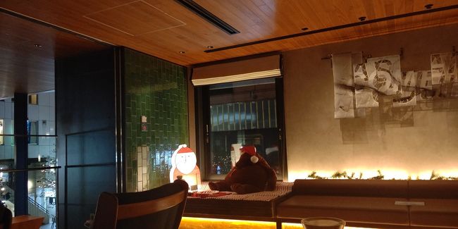 週末仕事帰りにホテルに一泊してゴロゴロ。<br /> ザ ロイヤルパークキャンバス銀座8 <br />落ち着いた場所にあるキレイなホテル。<br />ラウンジもオシャレで落ち着く。<br />特典でドリンク2杯フリーなので部屋に持帰り、買ってきた食事と一緒に飲みました。<br />都内から出なくてものんびりできる。