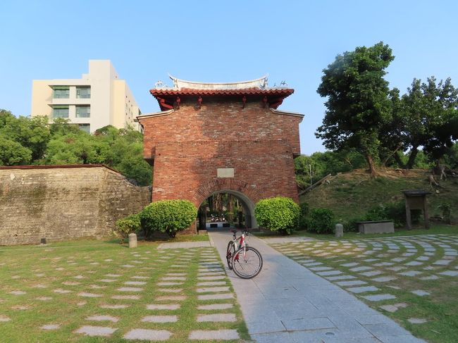 【輪行バックを担いで台南へ、市内をポタリング 2020/11/19】<br /><br />自宅から自転車で台鉄左営駅まで行き、改札を入る前に、自転車を輪行袋に収めました。輪行バックに収めれば、自転車代は取られずに、どの電車でも好きな時間に列車に乗ることが出来ます。ラッシュアワーを避けて、列車の最後部にそれらしきスペースがあるので、そこへ置けば、乗客に迷惑をかけることが少ないと思います。<br />自転車をそのまま乗せた場合は、予約など許可を得て、料金を払う必要があります。<br />改札を入る時、検温され、37.5度以上の場合は、入ることが出来ません。<br />私の持っている悠遊カードは、調子が悪いらしく、左営駅、台南駅で引っ掛かりましたが、最終的には、何とか通過することが出来ました。<br />台南駅に着いて、自転車を組み立てて、市内をポタリングの開始です。<br />台南駅は相変わらず改装中でした。前回来た時も、改装中でしたので、<br />随分、長いことやっていますね。<br />左営駅、台南駅にはエレベーターの設備が備わっているのは助かりましたが、<br />輪行バックは20㎏以上あるので、老人には、担いで移動するのは、<br />結構、シンドイです。<br />台南市内の観光スポットは、一通りまわったので、以前、手に入れた、<br />説明付き観光マップを参考にしました。<br />先ず、台南公園をポタリング、此処は、自然に恵まれた公園ですが訪れる人も少なく、<br />ゆっくりポタリングするにはいいところでした。成功大学周辺のマップに記載されていたお薦めスポットに行って見ましたが、成功大学以外ほとんど見つかりました。<br />成功大学付近を通ると歴史ある素敵な門跡が見えたので、見学することにしました。ここは、成功大学にあり、構内には、砲台が残されていました。<br />綺麗の整備された敷地内の風景と城壁と同じ色の煉瓦製の建物がマッチして、なかなか素敵なところでした。<br />周辺をポタリングして判ったのですが、成功大学関連の建物が多くみられ、随分、敷地が広い大学なのが判りました。台湾府城東門城(迎春門)を少し見学した後、一旦、台南駅方面に戻り、夕食の食事場所を探すことにしました。中山路、民族二路を走り、赤崁楼付近にある月小度で食事をすることにしました。お客はまばらでしたので、空いてる席に座り、擔仔麵と肉燥飯、煮卵で120元を注文しました。店主と軽く雑談しましたが、日本語は少し判るようでした。<br />夕食後、付近を散策して、帰宅することにしました。<br />左営駅発13:32の列車で台南駅行き、台南駅から18:30頃の列車で戻りました。<br /><br />自宅 (自転車)⇒ 台鉄左営駅 (台鉄)⇒ 台南駅 ⇒ 北門路二段 台南公園 ⇒日台湾総督府台南中学校 ⇒ 北門路二段、勝利路 成功大学:台湾府城 小東門段城桓残蹟 ⇒ 大学路 成功大学博物館 ⇒ 台湾府城東門城(迎春門) ⇒ 台南駅前のロータリー ⇒ 中山路、民族二路 ⇒ 赤崁楼 ⇒ 月小度 ⇒ 大天后宮、武廟、祀典武廟 ⇒ 台南駅 (台鉄) ⇒ 台鉄左営駅 (自転車)⇒ 自宅