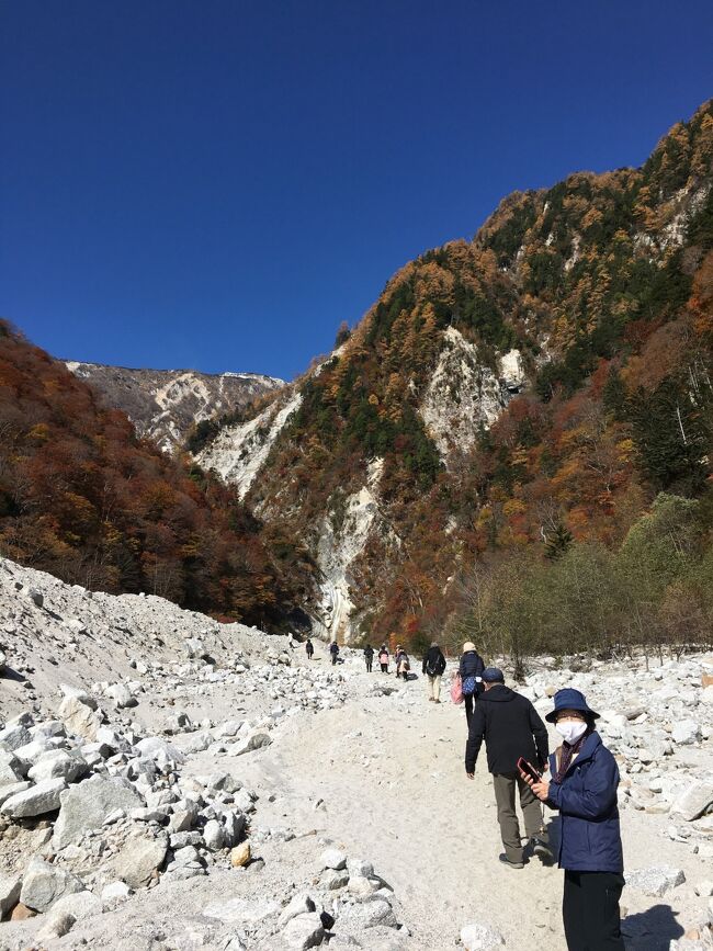 絵葉書の様な紅葉と雪山を一度に味わう越後・信州  感動旅４、高瀬渓谷と白馬マウンテンハーバーを訪ねる