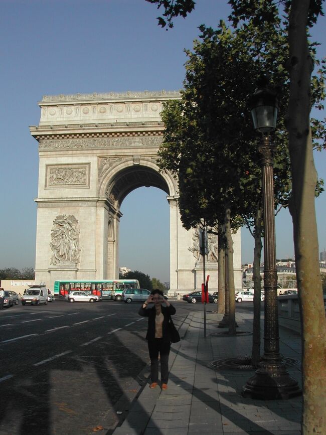 2004年フランス再びパリへ<br />9月20日アビニヨンからTGVでリヨン駅にもどって来ました。<br />(SNCF6118 14:01~1647)駅には黒部さんが来ていてくれてこれから彼のマンションに<br />2日ほど泊めてもらいます。単身赴任で忙しくほとんどお家には居られないそうです。<br />案内してもらった部屋に荷物を置き、パリの街に出かけます。<br />シャンゼリゼに行きブランド店を物色しました。結局シャネルでバックを買いました。<br />今日は買い物、家族の土産などを買い、最後は近くのデパートでテイクアウトの惣菜を買い<br />、お部屋でデイナーをしました。テリーヌとジャンボンパセリとサラダ、焼きたてのフランスパンに<br />フレッシュチーズ。ワインは勿論です。<br /><br />9月21日<br />午前中ルーブル美術館を、午後からはマルモッタンに行く予定です。<br />地下鉄の駅からルーブルに向かい地下のホールにある自動販売機で入場券を買い入り口に向かうと<br />凄い日本人の列があります。これって何だろう他の人たちはどんどん中に行くのに?<br />守衛のおじさんにムッシューこれ何の列ですかと聞くと、彼が(グループツアーか?)というので勿論(違う!)<br />と言うと入っていいよとの事、手荷物検査でした。割り込んだつもりは無いのですが。<br />モナリザ、ナポレオンの戴冠式、ニケの像など何度か見ましたがルーブルでの抜群の環境で見ると感動も違います。<br />又来たいねと言いながら次に向かいます。ルーブルは3度目ですがいつ来ても素晴らしいです。<br />お昼を食べて其の後マルモッタンに行きました。<br />マルモッタンはブローニュの森の中にあります。<br />地下鉄の駅から中心地に比べて人通りの少ない道を歩くと次第に森の入り口が見えてきます。<br />親に連れられた子供達が森の中で遊んだり、赤ちゃんが日光浴、大人も子供も夏の名残の<br />長い午後の日差しの中でゆったりとした時間を楽しんでいます。<br />この森は夜遅く、深いところは危ないとか、映画などでみるのですが色々な人たちが住んでいるそうです。<br />マルモッタンは印象派の美術館、門外不出のモネの日の出をはじめてみました。<br />パリ中心の美術館に比べ人が少なくゆっくりとモネの睡蓮の色々なバージョンを見ることができました。<br />展示もゆったりしているようです。ここはシニア割引がありました。<br />モネの睡蓮はオランジュリーが有名です。オランジュリーもいい美術館です。<br />睡蓮の部屋ではソファーに座り何時間も見ていたいところです<br />。マルモッタンは6.5、オルセー7、ルーブルの入場料は8.5ユーロでした。<br />オルセー美術館は1985年母と来たときはシニアの割引料金がありました。<br />現在はユース料金25歳以下が割引になるとか若い人が芸術に触れるのはいいことです。<br />小学生の子供達が大勢美術館の中で絵を描いて感覚を磨いていました。<br />昼ごはんはオペラ駅に近いトリフの有名なお店テール・ド・トリフでの食事、ジャガイモにトリフバターが<br />乗っていたものがシンプルなのにオイシカッタのを覚えています<br />。ここではお土産用にトリフバターの瓶入りを買いました。トリフの多いものや白トリフのものは良い値段でした。<br />そばにあるフラゴナールの香水店は2階が博物館になっているので見学しました。<br />昔の香水瓶や香水の抽出装置などがありました。夕食はタイ料理でした。なかなかこ洒落た店で美味しかっです。<br />以前友人からお土産に頂いて美味しかったのでネムチュアを探して買いました。<br />ネムチユア、ベトナムのバナナの葉にくるんだ生ハムのようなものですが、中ににんにくと唐辛子が<br />入り肉を発酵させたようなものです。10個ぐらいが一束になり売っています。<br />これが現地のものよりなぜかパリのものが一番美味しいのです。さすがグルメのフランス。<br />Bell Ville,とかPorte de Choisyの2中華世界のどの食品店でも売っているとの事で した。<br />Bell Villeの方がアフリカや中東地域からの人たちが多くエスニックなものが多くあります。<br />夜は暗いので気をつけながら歩きました。<br /><br />9月22日<br />荷物を整理して最後のランチをシャンゼリゼのラ・デュレデとりました。<br />歩道にテーブルを並べている何件ものカフェやレストランを過ぎあの緑色の建物を見つけました<br />。いり口のドアーを入り席に通されるまで店内のお菓子をあれこれ見ながらおみやげの下調べです。<br />そうこうする内テーブルに案内されました。見回すとセレブなマダム達がおしゃべりしながらご馳走を食べています。<br />何処も同じ女性は自由です。何にしようか考えながら隣と目が合いました。<br />どれがいいかしらと言うと親切にこれとこれがいいわよと言うのです<br />。前菜とメイン、デザートをそれぞれに決め頼みました。値段は高め。でも美味しい料理でした。<br />どのお皿にもあの有名なマカロンが載っていました。<br />お客はおしゃれをした身なりの良い人たちばかりです。<br />値段は客層を囲うためにも必要かしら。前菜、フォアグラ、子羊、デザート、カフェで2人で140ユーロほどでした。<br />ここはカフェですがレストランと変わらぬ味とシャンゼリゼの大通りを見ながら気軽に食事が出きて<br />マダム達のたまり場なのかも。<br />隣の素敵なマダムは親子。来月日本に旅行するのよと言うのです。お話してるうちアチラから英語に<br />なるので続けて暫く会話をたのしみまお互いに気をつけてといいながら別れの挨拶をしました。<br />フランス人は英語を話さないなんて事はありません。何処の国でも同じです。<br />最初は其の国の言葉で頼み、話しかければ、聞きにくいフランス語より聞き取りやすい英語で話し返してくれます。自国を理解しようとする努力を認めてくれる分けです。<br /><br />部屋に戻り、荷物を持ち通りに出るとタクシーがすぐに見つかり<br />ドゴール空港に向かいました。 ドゴール空港からは18時発のJAL406便に乗るともう日本です。<br />23日成田に到着、今回のたびも終わりました。フランスの土地の大きさ、気候の違い、<br />地域の歴史による生活のしかたの違いなど少しだけ見てきたようでした。<br />
