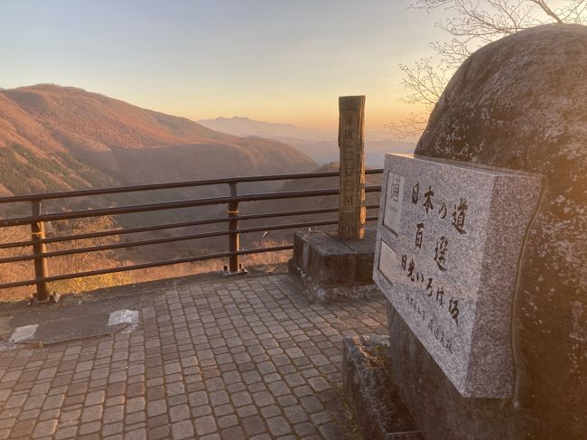 渋滞回避でいろは坂早朝突破、朝焼けが紅葉のような効果。湯滝も竜頭の滝も華厳の滝も駐車場待ちなし。