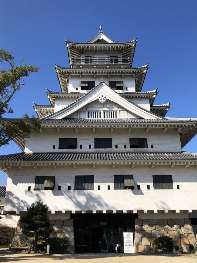 松山で所用があり、最終日は夜の飛行機で鹿児島へ。その間を利用して今治観光へ。本当なら高松の金比羅山へ行きたかったのですが、時間とこの先の旅の体力を考えて断念！今治の散策を楽しむことに。<br /><br />今治はしまなみ海道を渡った時に通過したのみ。今回は快晴の空の下、今治城や南光坊・河野美術館を廻ってみました。<br /><br />今治タオル美術館へ行きたかったのですが、車がないと無理でここもまた次回に。約4時間ほどの今治滞在の旅行記です。<br /><br />旅行記を掲載するタイミングを逃し、1年経ってしまいました。