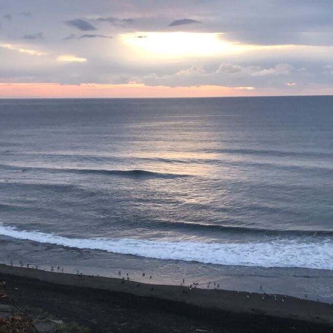 虎杖浜温泉は登別からすぐの温泉地。ここのお湯がとても気に入っています。虎杖浜は3度目、ふる川は2度目。なかなか予約が取れない宿です。<br /><br />今回、カウンター席お食事プランという、2年前に泊まった時にはなかった、新装したカウンターでいただくお食事プランで泊まってみました。<br /><br />お寿司屋さんのカウンターでいただく雰囲気です。<br /><br />ホテルの内容については前回の旅行記に載せたので今回は省きます。<br /><br />帰りに地球岬・白鳥大橋を周ります。