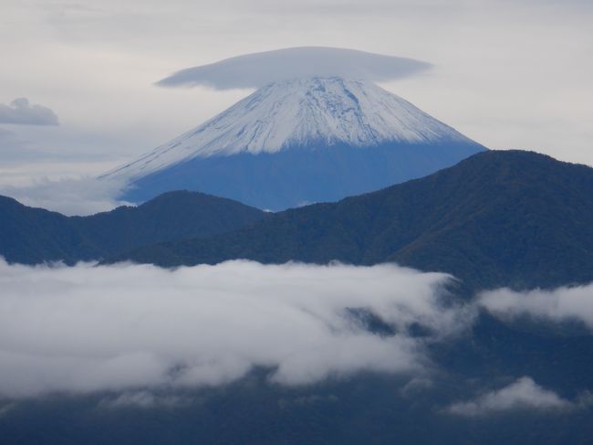 毎年恒例のかつての職場のOBの皆さんとの旅行に出かけました。<br />今年は、私が東京に転勤になったため、東日本にしようということで、身延山と下部温泉を行き先に決めていました。<br />新型コロナウイルスの影響もあり、悩みましたが、1人を除き参加することになり、Go-Toトラベルの恩恵も受けてとてもお得に旅行することができました。<br />1日目はあいにくの雨で、富士山が全く見えませんでしたが、2日目は天候が良くなり、富士山を眺めることができて、とてもいい旅行になりました。<br />大した混雑もなく、スムーズな旅行ができて良かったです。<br />早く新型コロナウイルスの影響がなくなり、もっと自由に感染の心配なく動けるようになってほしいと思います。