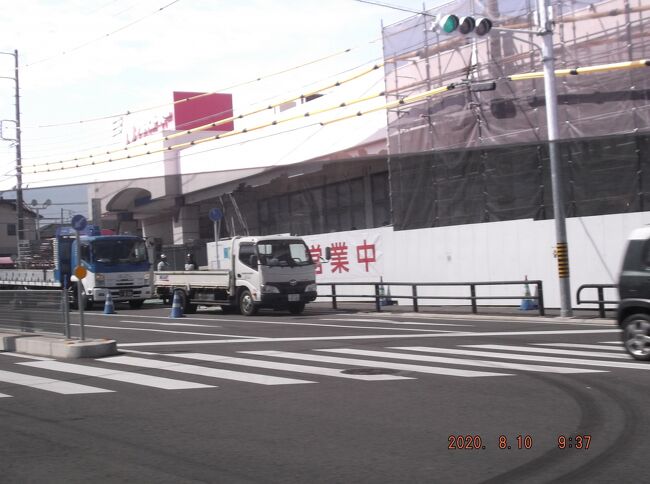 工事その8東海市南側 スーパー改装<br />写真は200810-0939.大きな文字で「営業中」。営業しながら外壁に防音シートが張られました。店前の道路も新しいラインが引かれました。右折帯が出来て安心です。はやる店なのです。まいにち開店前から人が集まります。<br />3つ目の出入り口が出来ましたから、レジを済ませて駐車場に戻るときが助かります。入ってくる客とぶつかりにくいです。