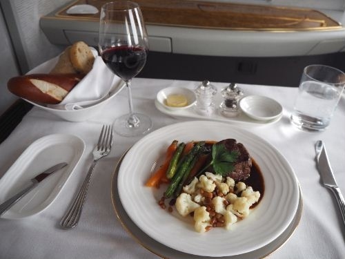 なかなか飛べない日々が続いていますが、懐かしい機内食をまとめてみました。最終回のファーストクラスはエミレーツ航空と日本航空の国内線ファーストクラス・ANAのプレミアムシートのみの搭乗ですがどれも本当に素晴らしい。<br />