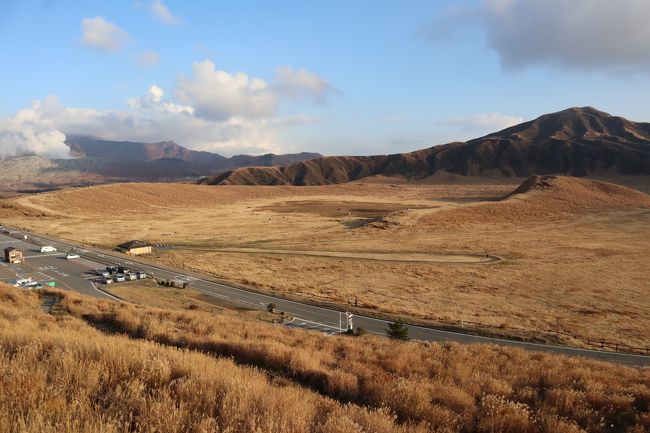 阿蘇山は典型的な二重式の火山です。阿蘇山といえば、阿蘇五岳を中心にした東西にのびる連山を呼ぶことが多いですが、広い意味では外輪山や火口原を含めた呼び名です。阿蘇は火の国「熊本」のシンボルです。<br /><br />外輪山は南北約25km、東西約18km、周囲約128㎞もあり、世界最大級の火山です。火口原には約5万人が生活していて、田畑が開け、国道・電車がとおり、阿蘇市・高森町・南阿蘇村の3つの自治体があります。<br /><br />中央に連なる阿蘇五岳は、高岳（1,592m）を最高峰に根子岳（1,433m）、中岳（1,506m）、烏帽子岳（1,337m）、杵島岳（1,326m）で構成されています。外輪山は、ほぼ900mの高さで火口原を囲んでいます。