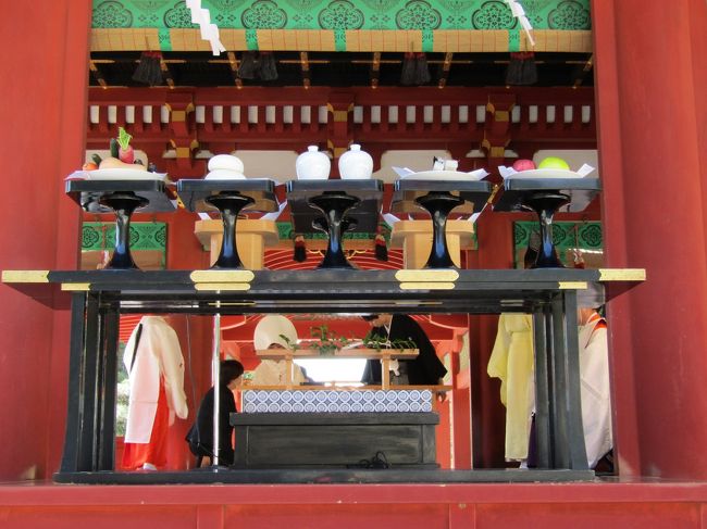 鶴岡八幡宮では楼門前に参拝者が並んでいる。授札所にも列だ。この3連休の中日の日曜日ということで鎌倉は人出が多いのだろう。また、先日(11/16)は一日遅れの七五三詣りを多く見掛けたが、やはり、一週間遅れの七五三詣りも結構多いものだ。<br /> 休日ということで結婚式も多いようだ。舞殿では挙式中であるが、次の予約客の新郎新婦は柳原神池に架かる橋で写真撮影している。先日(11/16)は月曜日なので結婚式の予約がなかったのだそうだ。七五三詣りの翌日なので予約を入れなかったという訳ではないという。<br /> 鎌倉国宝館の銀杏の木は半分近くの葉が落葉している。鎌倉国宝館では敷地内を毎日清掃しているであろうから、落ち葉を踏みしめることはできないであろう。<br /> 菊まつりは先日(11/16)終了したが、手水舎の手水鉢には今週はズーと菊の花を浮かべている。今日はバッテリーが切れていないので三度目の正直で写真が撮れた。<br />(表紙写真は舞殿での結婚式風景)
