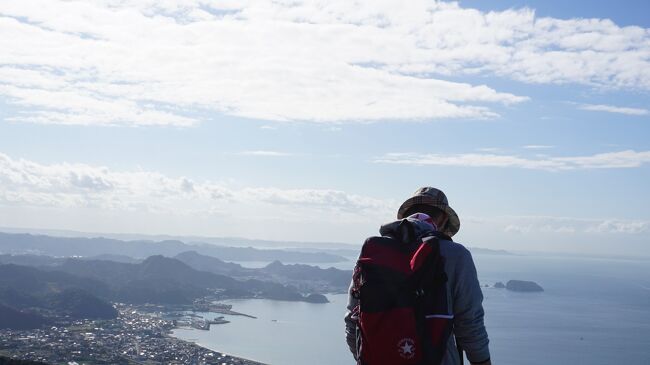 夫とその友人、私の3人で鋸山登山をすることになりました。<br />夫は初めて鋸山に行くということでしたが…。<br /><br />11月3連休の中日は、結構人が多かったです。<br />私が体力ないので、スローペースです。<br />参考までに時間を載せていきます。