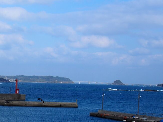 みなさん Go To してますか?<br /><br />このコロナ渦で始まった、Go To トラベル キャンペーンですが、<br />これを機に国内で行きたかった場所の棚卸しというか整理しています。<br /><br />今回は角島~萩の山口県日本海エリアと<br />宗像大社~門司港レトロの北九州エリアの2編です。<br /><br />山口県日本海エリア編では、前乗りの小倉宿泊から<br />山口市湯田温泉宿泊までです。<br /><br />写真は「道の駅 北浦街道 ほうほく」のバルコニーから見た角島大橋です。<br /><br />11月19日(木) 名古屋>>小倉 小倉泊<br />11月20日(金) 小倉>>角島・元乃隅神社・萩>>山口市 山口市泊<br />11月21日(土) 山口市>>宗像大社>>小倉>>門司港レトロ>>関門トンネル>>小倉>>名古屋 帰宅<br />という日程です。<br /><br />