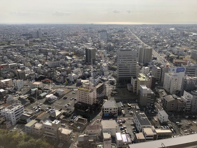 浜松駅前に建つ「複合施設」の「アクトシティ浜松」に用事がありました。「アクトタワーの２５階からの風景（南側／太平洋側）」ですが天気も良く絶景でした。「１９９４年１０月」に落成式をおこなった「地上４５階の212.77m」の静岡県内最高のビルで、日本で２５番目の高さ？」を誇る超高層ビルです。建築主は、第一生命と三菱地所のジョイントで、施工は、鹿島建設、清水建設、竹中工務店などの共同企業体です。商業、ホテル（322室のオークラアクトシティホテル）、オフィス、展望施設はあるものの、居住区はないようです。