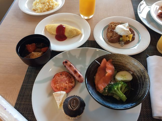 9泊中7泊はインターコンチネンタルビーチリゾート万座に<br />宿泊し色々食べました!<br /><br />今回の旅行はホテルの食事メインに<br />なってしまったけど<br />コロナの時期、居酒屋とか行く気しないし<br />ホテルステイもアリだなーって思いました。<br /><br />しかもここのクラブラウンジは周りの席と<br />余裕のある距離が保たれているので不安要素が少なく安心できました<br /><br />その1<br />https://4travel.jp/travelogue/11662449<br /><br />その3<br />https://4travel.jp/travelogue/11662770