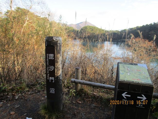 　ＧＯＴＯトラベルを利用した旅行社のツアーに参加しました。チョッピリ贅沢な晩秋の東北を旅しました。なにが贅沢と言いますと、先ず新幹線が往復ともグリーン車です。そして三泊するホテル・旅館が老舗の五つ星です。　天候にも恵まれての初日は裏磐梯高原の五色沼を散策しました。数年前に訪れたときは楽に往復とも歩いたのですが、今回は片道の約５キロメートルの歩きが精一杯でした。<br />　宿泊ホテルは「裏磐梯レイクリゾート 迎賓館 猫魔離宮」です。期せずして２月に、棟続きの本館の方「猫魔ホテル」に宿泊した時、見学だけをしたので不思議な縁になりました。さすがにＳクラスのホテルで大満足でした。<br /><br /><br /><br />　<br />