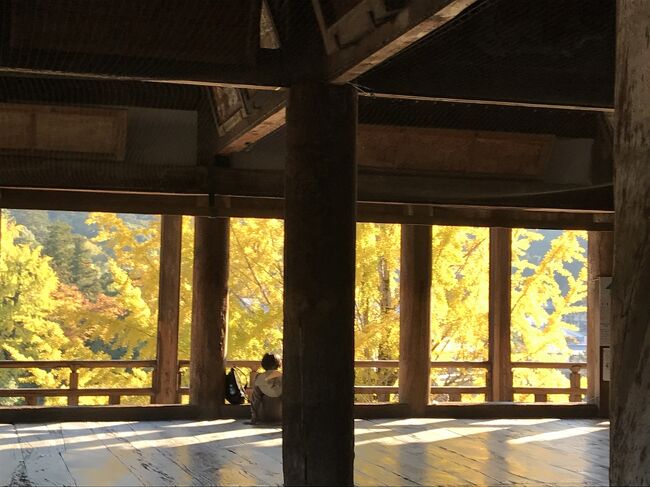 満を持して……前から行きたかった広島と宮島へ行ってきました。<br /> 土日ではなく、またしてもちょっとずらし旅。11月13日金曜日に年休をとっての旅行です。土日だと絶対混むだろうと思ったのと、ホテルが若干がとりやすかったので。<br /> 秋には宮島へ行かなきゃと思っていたんです。「安芸の宮島」を 宮島というところは秋は素晴らしいところだから「秋の宮島」と言われているんだろう と。そう、ものすごい勘違いしていたことに気が付いたのは、ホテルの予約をした頃です。(#^^#)きやぁ~~~恥ずかしい。<br />日程<br />1日目:羽田空港→広島空港 リムジンバスで広島駅へ。<br /> JR広島駅→宮島口→宮島 厳島神社・豊国神社<br /> 宮島→宮島口→JR広島駅バスで紙屋町 リーガロイヤルホテル広島チェックイン<br /> 平和記念資料館 長田屋<br />2日目:新幹線で三原へ。三原観光タクシーにて佛通寺・御調八幡宮。<br /> みっちゃんで昼食 三原散策<br /> 三原→広島空港 広島空港→羽田空港<br />ホテルは一休ドットコムよりGO TO利用です。<br />