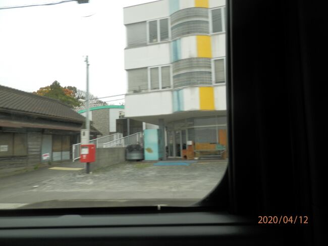 東海市南側　半田街道の陀々法師あたり<br />写真は２００４１２－１０５５．無人駅の八幡新田駅。こちらは名古屋方面の改札口。もう駅の中で線路をまたぐのは無くなりました。<br />思うに年配者が通過電車に気付かずに線路を超えて反対ホームに行こうとして、事故になる場面があるからかな。こことは違う無人駅ですが。ケガで済んだと思いますが、運ばれるところに遭遇したことがあります。