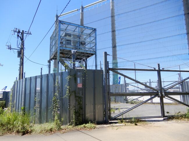 成田空港周辺の他の人のブログを見ていたら、木の根ペンションに横堀鉄塔という稀有な施設があることを知ってしまいました。成田空港のB滑走路下にある東峰神社も、高いシートパイルの鉄板の壁に囲まれてピリピリ感がかなりきていますが、近年では撮影スポットとして名が知られつつあります。<br />まだまだ緊張感の非常に高い稀有な場所に、ひとりで行って来ました。