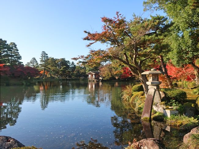 紅葉シーズン最中の金沢を訪れました。<br />今回の旅のポイントは、GoToトラベルとともに、JR西日本の『どこでもドアきっぷ』を併用して、さらにお得に旅しちゃおうという点です(詳しくは旅行記で)。<br />西日本JRが新幹線でも特急でも定額乗り放題というこの「どこでもドアきっぷ」、行き先は博多か山陰か、はたまた周遊かといろいろ悩みました。<br />結果、紅葉が見ごろを迎えそうだということで、北陸の金沢に行き先が決定しました。<br /><br />■11/14 兼六園、金沢城、ひがし茶屋町、兼六園ライトアップ(金沢泊)<br />□11/15 兼六園、ひがし茶屋町、主計町、近江町市場<br />