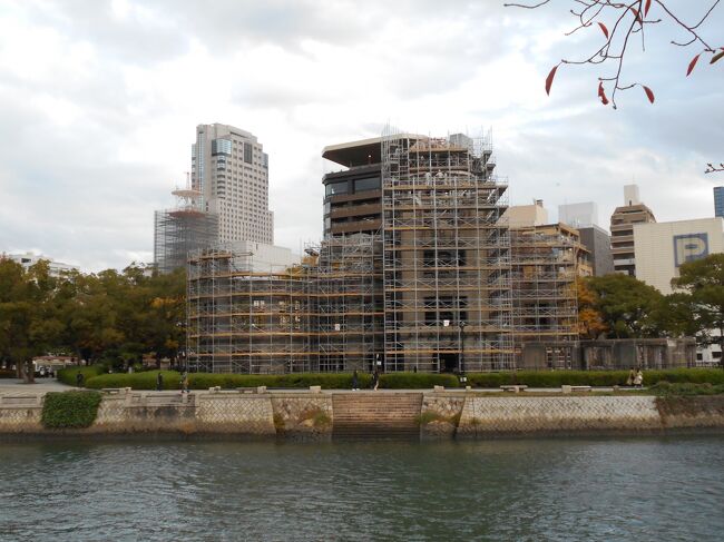 妻の姉が約2年前に急死。墓参りの機会が無く月日だけが過ぎていました。 ある日偶然に、JALホームページで、「JAL×広島キャンペーン」を発見。なんと1泊\15,000の補助が出ます。<br />早速、JALダイナミックパッケージを検索。2泊3日の広島旅行を決めました。 総額約6万、自費約3万です。半額の補助です。<br /> ホテルは、2007年に宿泊した「ホテルニューヒロデン」。広島駅に程近いホテルです。<br /> 「お墓参り」は、広島到着後に天気予報をチェック、2日目の朝に出発することにしました。<br /><br /> 初日は、自宅を余裕を持って7時頃に出発、渋滞の中約2時間30分で羽田空港に到着。出発まで、カードラウンジでのんびり過ごしました。<br />11時過ぎに羽田を離陸、12時30分頃に広島空港に着陸。リムジンバスで広島駅へ移動。<br />広島駅で昼食を摂り、ホテルにチェックイン。その後、周辺を散策。夕食を食べてホテルに戻りました。<br /><br /> 2日目は、朝食後に「お墓参り」へ出発。広島市安佐北区可部町にある浄光台墓苑です。その後は、呉へ移動して観光。17時頃に広島に戻りました。<br /><br /> 3日目は、岩国観光~宮島観光、14時頃に広島駅に戻り、遅い昼食の後、広島空港へ移動。出発までカードラウンジで休息。<br />広島空港を18時頃に離陸して、19時20分頃に羽田空港に着陸。<br />羽田から約1時間、帰宅しました。<br /> <br /> コロナ感染が拡大の中、感染に注意して旅行を行いました。<br />しかし、自身が注意しても・・・という現実が至る所で感じました。<br /> 機内で大きな声の会話。 飲食店の対策不十分。アルコール類提供店での大声での会話(お酒の為か)。宮島など観光地や駅の大混雑。<br />マスク着用してもディスタンス守られず。 感染拡大は必然ですよ!<br />接触回避のキャッシュレス対応も非常に遅れていました。<br />JR,バス、私鉄を使用する場合、スイカ・パスモが日知用ですね。<br /><br /> 帰宅後、広島の感染状況を注視してますが、報道では感染拡大の様子がないようにも感じています。 無症状の感染拡大ならPCR検査も無いですから。<br /><br />コロナ感染に注意して旅行や飲食を楽しみましょう!!<br /><br /><br /><br />