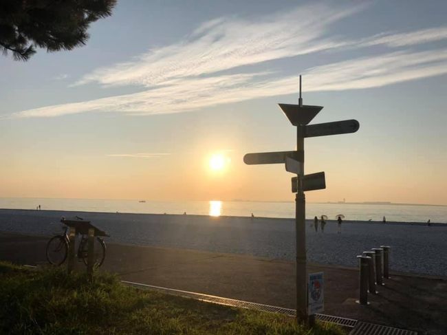 お盆明けの大阪の旅。初日は、夕方から和泉国へりんくうタウンのマーブルビーチまで出向き、波打ち際で潮をたまにかぶりながら関空沖のサンセットショーを眺めて、2日目は朝から河内国へ出かけ、大阪狭山市の1400年の歴史ある狭山池と河内長野市滝畑地区の渓谷美を見て、テキトーにマイナスイオンに癒されてきました。<br />泉佐野市、大阪狭山市、河内長野市、いずれの市も電車で通過をしたことはありましたが、降りたったのは初めて。景勝地はどれも素晴らしく、こちらの散策がよほどメインなんじゃないかってほど。まだまだ大阪府内には行けていない、知らない都市や名所がたくさんあるでしょうから、機を見て別の大阪府の都市を訪れてみたいですね。<br />で、本当のメインは京セラ大阪ドームでの鴎檻戦ビジター応援デー観戦でした。公さんに東京ドームで3連勝して勝率5割に戻したと思ったら、最下位の檻さん相手に連敗。通算防御率5点台の先発アルバースに1点に抑えられ、竹安なんていう失礼ながら聞いたことのない先発投手に、わずか2安打の完封負け。竹安のプロ初完封勝利に大貢献とかね。ちなみに、阪神へFAで行った西の人的補償で来た投手なのだとか。このひと月は、貯金1と借金4の間を行ったり来たりですね。<br /><br />この日の鴎さんも、K-鈴木なる檻先発投手の前に簡単に凡退を続け、6回表まで2安打無得点。鴎先発投手の種市は、3回裏に連打を浴びて2失点したものの、それ以外の回は走者を出しながらも粘りの投球で得点を与えずに、やがて7回表、一死一・二塁の好機に中村奨吾の中前打を呼び込む。3連敗は、何としても阻止せねば。二塁走者のマーティンがまず還り1ー2。大塚三塁コーチは、一塁走者清田が三塁に差し掛かると、そのまま腕をぐるぐる。猛然と清田が本塁へ走る後方で、中継のボールは内野から捕手へと正確に戻ってきて、哀れ清田は本塁憤死。はて、清田の足が鈍足すぎたのか、大塚信号機が壊れていたのか。<br />9回表は荻野右前打、マーティン四球で無死一・二塁の好機。打者は今日が30歳の誕生日で、初回ハッピーバースデーで鴎党から祝福されたD-鈴木こと鈴木大地。本人のバントの上手さと確実性を期してか、打率3割超の3番バッターながらバントの構え。初球ファウルの後ボールを選びカウント1ー1として、次の内角への球にバットを引いて見送ると、すかさず檻捕手若月は二塁へ矢のような送球。飛び出していた二塁走者の荻野が、際どいタイミングながらも何とか二塁へ滑り込んで帰塁。やれやれ、危なかった。<br />しかし、檻西村監督がすかさずこの試合2度めのリクエストを要求。遡ること4回裏、安達の二塁盗塁が一度アウト宣告を受けながら、リクエストを要求して判定がセーフに覆っていたので、なんか嫌な予感。よりにもよって、スローモーションで流れる映像は、無情にも荻野が帰塁前にタッチをされている感じ。俄然空気が重くなるレフトスタンドの鴎党。やがて、二塁審判が映像部屋から出てきて右手を上げ、判定アウトに覆る。やっぱりな。<br />鈴木大地は、その後ワンバウンドの落ちる球に三振。すかさず、バットに当たっていると懸命に球審に訴える大地。鴎井口監督がグラウンドへ向かい、リクエスト……要求せんのか。次の4番の清田も三振に倒れ、1ー2とはいえ3連勝のあとの3連敗で借金3。つくづく、借金生活が好きだねぇ。あ、今日のヒーローは二塁上での2度の際どいプレーにリクエストを要求して、ともに成功。判定を覆して3連勝に貢献した檻西村監督だそうです。って、なんじゃそりゃ。