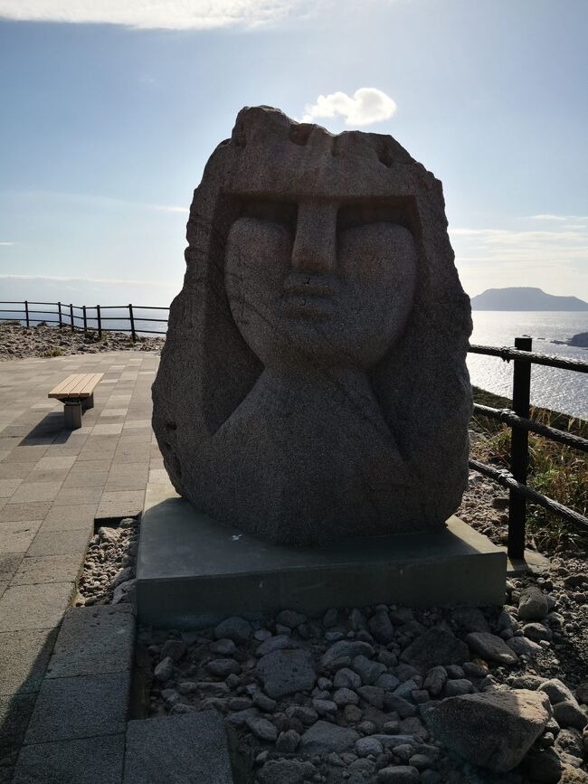 式根島のあとは、新島です。<br /><br />11/20 夜、竹芝桟橋出港<br />11/21 式根島着、観光、宿泊<br />11/22 新島へ移動、観光、宿泊<br />11/23 新島から東京へ帰る<br /><br />とても近いので連絡船でつながっているぐらい。<br />式根島も東京都新島村なんだよねー。<br />新島は式根島から来るとちょっとした大きい町。<br />ここでも景色あり、温泉ありで楽しみました。<br /><br />【宿】<br />新島温泉ロッジ<br />https://www.niijima.com/facility/spa/onsenrodge/<br />ひとり利用、一泊二食つき9900円。<br /><br />【スクーターレンタル】<br />http://blog.livedoor.jp/umeni29104/<br />港から歩いて15分ぐらい