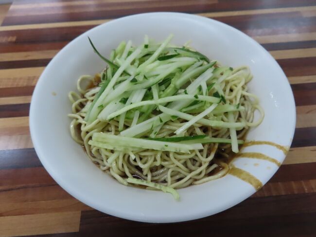 高雄市内をポタリング(文化中心/新堀江商圏/自強夜市)&一吉涼麺の涼麺 2020/11/23<br /><br />自宅から自由路、復興路を通って、中正三路を走りました。中正三路沿いの信義国小駅、文化中心駅を走り、和平一路を右折して、文化センターにたどり着きました。<br />文化中心周辺の歩道は、市民藝術大道と呼ばれ、色々な芸術的なモチーフが飾られてしました。だんだん、暗くなってきましたが、新堀江商圏の前を通ったので、約5年振りにちょっと覘いてみました。ファッション関連のお店が営業していましたが、訪れているお客は少なく、昔と比べて、随分寂しい感じがしました。北高雄の繁栄に比べて、南高雄の寂れ具合が酷いですね。次に、今日の目的地、自強夜市 (苓雅夜市)に行きました。自強夜市は、自強三路沿いにあり、苓雅二路から自強夜市が始まります。<br />ここは、六合夜市と違って、道路は閉鎖されませんので、バイクや自動車の往来に気をつけて見学しなければなりませんでした。<br />夕食は、夜市付近の一吉涼麺で涼麺大(70元)を食べました。涼麺は、日本のゴマダレの冷やし中華に似ており、麺はシコシコしていて美味しいしいです。