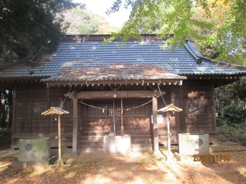 （３２）香取神社 所在地：小屋75 アクセス：東武野田線初石駅・江戸川台駅徒歩22分 江戸時代に香取神社と改めた旧郷社、旧桐ヶ谷７か村の総鎮守。祭神は経津主命。<br />流山百か所めぐり(３２)香取神社<br />江戸時代に桐明神（きりみょうじん）を香取神社と改めた神社。中世、桐ヶ谷郷の総鎮守。祭神は経津主命（ふつぬしのみこと）。源頼朝の使者が戦勝祈願したという（桐明神伝説）。境内には、隋神（ずいしん）門や神木などがある。流山100か所めぐりとは流山の文化遺産や神社仏閣、名所旧跡などの中から選定された100か所です。個々の情報については、かなり要約しています。流山の歴史をもっと詳しく知りたい方は、流山市立博物館（電話：04-7159-3434）へ、ご相談ください。また、市立中央図書館（電話：04-7159-4646）参考室にはレファレンスサービスをする司書がいますので資料の相談に応じています。なお、立入が制限されている場所もありますので、見学等の際は必ず関係者や関係機関にご確認ください。<br />流山市ＨＰ　https://www.city.nagareyama.chiba.jp/tourism/1013068/1013069.html