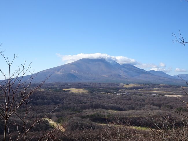 3連休で群馬県の妙義山、浅間隠山と長野県の御座山に登ってきました。1日目は草津温泉に宿泊して、道中に八ッ場ダムにも立ち寄ってみました。<br /><br /><旅程><br />【1日目(11/21土)】<br /> 金山駅23:59→高崎駅5:55(シルクライナー)<br /> 高崎6:31→上州富岡7:10(上信電鉄)<br /> 富岡駅8:10→妙義神社8:50(乗合タクシー・菅原線)<br /> 妙義神社バス停8:50-8:57妙義神社-9:29タルワキ沢分岐-10:08妙義山(相馬岳)10:14-10:53タルワキ沢分岐-11:30金鶏橋-11:51道の駅みょうぎ11:57-12:42松井田駅(徒歩)<br /> 松井田13:18→13:41高崎13:55→15:17川原湯温泉16:44→長野原草津口16:49(JR信越本線+吾妻線)<br /> 長野原草津口駅16:54→草津温泉17:19(JRバス関東)<br />【2日目(11/22日)】<br /> 草津温泉8:10→8:30上州大津/大津9:05→北軽井沢9:30(JRバス関東+草軽交通)<br /> 北軽井沢バス停9:37-11:12二度上峠11:14-12:08浅間隠山12:24-13:11二度上峠13:13-13:38氷妻山-14:18鼻曲山14:34-15:22長日向バス停(徒歩)<br /> 長日向16:35→軽井沢駅16:53(草軽交通)<br /> 軽井沢17:33→17:57小諸18:10→中込18:40(しなの鉄道+JR小海線)<br />【3日目(11/23月)】<br /> 中込8:19→小海8:50(JR小海線)<br /> 小海駅9:19→三寸木9:44(北相木村営バス)<br /> 三寸木バス停9:41-10:16白岩登山口10:17-11:35御座山11:53-12:49栗生登山口-14:04車庫バス停(徒歩)<br /> 車庫14:45→小海駅15:05(南相木村営バス)<br /> 小海15:22→16:56小淵沢17:35→18:44塩尻19:19→(JR小海線+中央本線)