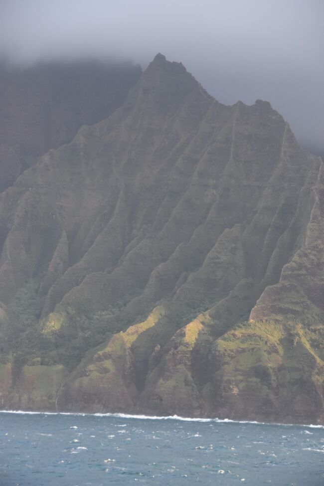 　プライドオブアメリカ号の旅行記は、最終編になりました。最後の目的地はナ・パリコーストです。<br />　全く下調べなしで向かうことになったので、どのような絶景が見られるのかがとても楽しみでした。行って見ると言葉では言い尽くせないこの世のものとは思えない景色が広がっていました。ジェラシックワールドの世界です。<br />　旅の魅力は想像を超えた世界が見られ、感動し、新しい自分に出会えることだと思います。最後に記憶に残る景色を見る事ができ、また余興のフラ卒業ショーまで楽しむ事ができて充実した8日間のクルーズでした。<br />