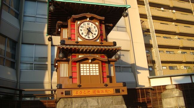 11月10日<br />愛媛県<br /><br />午後高松発13時50分――ぼつちゃん高速バス松山16時40分着<br />道後温泉まで路面電車【琴電】-約20分道後温泉本館の神の湯へ入る<br />帰宅道後温泉から松山駅まで―ドーミイン松山温泉付き(泊り)<br />夜―瀬戸内海鮮市場(新鮮な魚)<br />明日は、松山城めぐりです。<br />(概要)<br />午後は移動です。高松駅から道後温泉へ約3時間高速バス、四国はJRは単線で遅くほとんどはバスが多いですね、道後温泉は見所がありますよ。坊ちゃん電車ですね。中心地のドーミイン松山で宿泊します。温泉付き、朝食はたいめし付きと幸先はいいね。まず荷物を預け、坊ちゃん電車で道後温泉へ、レトロな温泉街を歩き道後温泉本館につきました。」コロナ対策で1時間待ち、神の湯の入浴券をゲットし、温泉街をぶらぶらします。ここは観光客が多いですね、日本最古の温泉、文豪が訪れた風格ある建物です、神の湯を少し撮影しましたのでご覧ください。やっと夕方6時にはいれました。古ぼけた温泉宿、レトロ調そのものです。温泉湯は草津の湯みたいに熱くなく、ぬるぬるしめりけある鉱泉のような雰囲気でも温まりますね、やはり最古の湯そんな風格がありました。背後の壁には由来玉の石神話が描かれています中央の湯釜がレトロで神秘的でした。帰りしに道後名物、時計台【放しょう園】からくり時計に見とれました。また路面電車でかえり8時過ぎです。これから瀬戸内の幸市場、はしやまへいきます。?<br /><br />明日は、松山城、四国最大の都市、文化の香り溢れる城下町です。しかも四国屈指の名城<br />21棟の重要文化財をもつお城なんです。天守閣が既存している既存12天守の1つ最上階からみる眺めは最高,瀬戸内の山山まで見渡せますよ。有名は筒井門をみました。隠れ門ともいい防衛のための戦略みたいですね。帰りしに城下町、松山二の丸、武家屋敷あとをみました。壮大な城です。次に萬すいそうも見学、フランス建築で松山藩主の久松家の別荘です。隣に子規と漱石が同居していた館がありました。次に坂の上の雲ミュージアムへ、明治時代にタイムスリップした正岡子規のふれました。<br />やはり松山は道後温泉で持っている町ですね。<br />