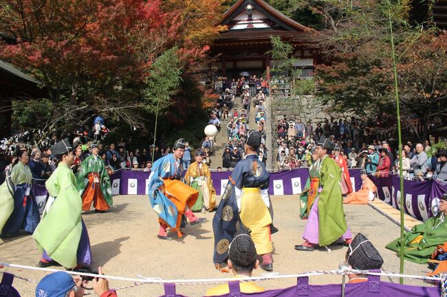 2018年11月3日、奈良県桜井市の多武峰（とうのみね）の山中にある「談山神社」に行ってきました。<br /><br />談山神社では毎年、4月29日（昭和の日）と11月3日（文化の日）に「けまり祭」が開催されています。残念ながら、2020年は新型コロナの感染拡大防止のため、2回とも中止となりました。それで、2年前に観た「けまり祭」を投稿させていただきます。来年は開催されることを信じて・・・。<br /><br />＜談山神社＞<br />祭神は大化改新の立役者、藤原鎌足公。西暦645年の5月、中大兄皇子（後の天智天皇）と二人で多武峰の山中に登り、大化改新の密談を交わしたことから「談い（かたらい）山」と呼ばれ、社名の由来となっています。<br /><br />■アクセス<br />【電車・バス】<br />近鉄大阪線・ＪＲ万葉まほろば線の「桜井駅」下車。<br />南口から談山神社行きのバスで、終点「談山神社」で下車。<br />バス停から徒歩５分。<br />【車】<br />私は、峠の眺望が素晴らしい明日香村から桜井方面へ抜ける峠道を利用。<br />石舞台古墳から１５分くらいで神社下の駐車場に到着できました。（休日は時間帯によって渋滞が予想されます。ご注意を！）