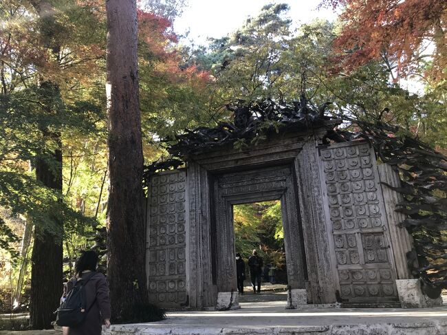 もみじ回廊の後はhttps://ssl.4travel.jp/tcs/t/editalbum/edit/11662908/<br />すぐ近くにある久保田一竹美術館へ行きました。<br />そんなに期待していなかったのですが紅葉の季節だったこともあり散策路の景色がとても綺麗でした。<br />展示室に展示されている絞り染めの着物も見ごたえがあり感動しました。<br />展示室は残念ながら撮影不可となっております。<br />美術館内にあるギフトショップはセンスの良い物ばかりがセレクトされていて、ついつい沢山買い物してしまいそうになりました。<br />宿泊した一富士荘から徒歩圏内にある河口湖沿いの大池公園のポプラや銀杏もきれいでしたし<br />河口湖大橋から眺める富士山も綺麗で大満足でした。<br />天気に恵まれて良かったです。<br />初心者ですが動画も作ってみたので良かったら見て下さいね。<br />https://www.youtube.com/watch?v=WXQ5Q3rSo7o&t=715s