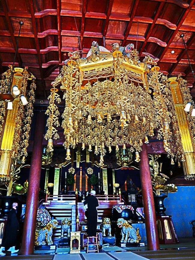 永平寺（えいへいじ）は、福井県吉田郡永平寺町にある曹洞宗の仏教寺院。總持寺と並ぶ日本曹洞宗の中心寺院（大本山）である。<br />山号を吉祥山と称し、開山は道元、本尊は釈迦如来・弥勒仏・阿弥陀如来の三世仏である。寺紋は久我山竜胆紋。 <br />寺号の由来は中国に初めて仏法が伝来した後漢明帝のときの元号「永平」からであり、意味は「永久の和平」である。 元和元年（1615年）、徳川幕府より法度が出され總持寺と並び大本山となる。<br />僧堂 - 明治35年（1902年）の建築。僧堂は坐禅修行のための建物である。<br />仏殿 - 明治35年（1902年）の建築。本尊の久遠実成の釈迦・方便の釈迦・無量寿の釈迦（阿弥陀如来）の三世仏（過去・現在・未来を表す）の他、禅宗初祖の達磨像、道元の師である如浄禅師像などを安置する。<br />法堂（はっとう） - 天保14年（1843年）の建築。聖観音像を安置する。<br />承陽殿 - 明治14年（1881年）の建築。開山道元の廟で、道元以下第5世までの住職の像を安置する。<br />（フリー百科事典『ウィキペディア（Wikipedia）』より引用）<br /><br />永平寺　については・・<br />https://daihonzan-eiheiji.com/<br />https://www.sotozen-net.or.jp/soto/honzan<br />https://gurutabi.gnavi.co.jp/a/a_2012/<br /><br />専門ガイドと巡る絶景の福井大周遊3日間<br />11月19日（木）　　2日目<br />ホテル（8：00発）＝＝◎丸岡城（専門ガイド2/現存天守閣では最古の建築様式を持つ平山城）【約60分】＝＝◎一乗谷朝倉氏遺跡（専門ガイド3/今ドラマで話題の地を名物ガイドがじっくり解説）【約80分】＝＝★永平寺名物 永平寺そばを含む名物料理を賞味【約60分】＝＝◎永平寺（寛元2年に道元禅師によって開かれた出家参禅の道場）【約60分】＝＝○白山平泉寺（専門ガイド4/養老元年(717)に開かれた白山信仰の拠点、苔寺としても親しまれる）【約50分】＝＝芦原温泉（泊）　17：30頃着　夕食：和会席　　　バス走行距離/135km<br />【宿泊先：北陸・あわら温泉　美松0776-77-2600】<br /><br /><br />