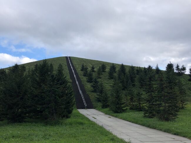 1日目午後は、雨に降られながらも果敢に観光。<br />一人旅だからできる技かもしれません。<br />この度一楽しみだったモエレ沼公園に行き、ススキノでラーメンを食べてからの締めパフェ。<br />1人バンザーイな1日でした。