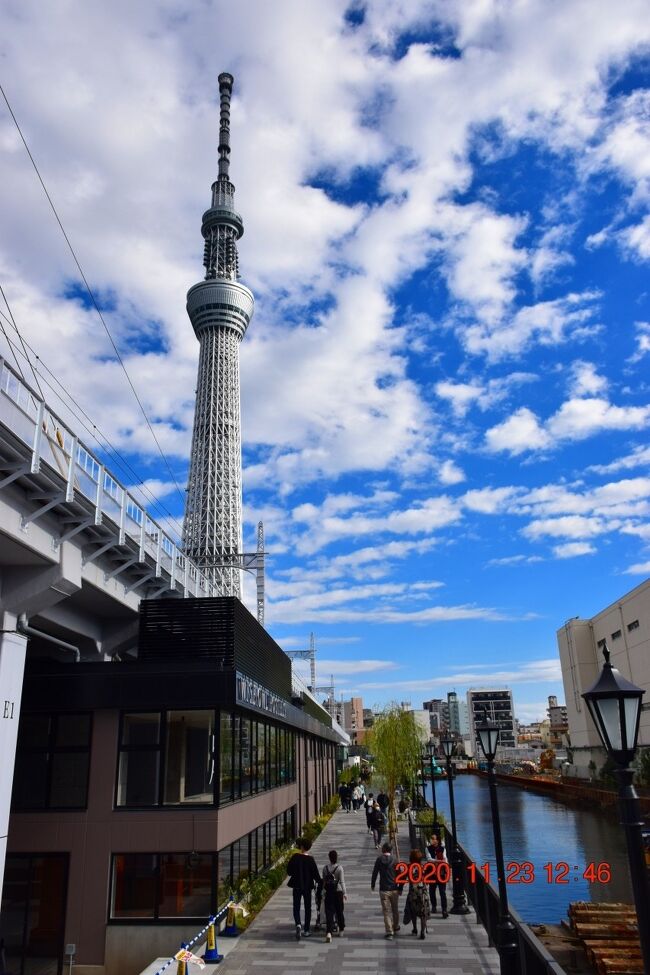 新型コロナの影響で予定より遅れた2020年6月18日に東武鉄道の高架下に開業した『東京ミズマチ』は、隅田公園と北十間川沿いの商業施設とスカイツリーから浅草までを最短距離1400ｍで歩ける遊歩道『すみだリバーウォーク』が一体となった高架下複合施設です。<br /><br />『東京ミズマチ』は、イーストゾーンとウエストゾーンに分かれたエリア内に、オリンピック開催を見越したホテル、レストラン、カフェ、サイクルショップ、コインランドリー、コンビニまで様々な店舗や施設が集まった下町スポット。<br />同時に新設された『すみだリバーウォーク』は、隅田川を渡る東武鉄道鉄橋に併設され、隠れソラカラちゃん2体も存在する歩いて渡ることができる遊歩道です。<br /><br />東京ミズマチ<br />https://www.tokyo-mizumachi.jp/