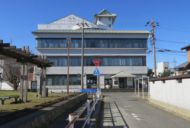 蟹江城址の紹介です。蟹江城は永享年間(1429~1440年)に北条時任(ときとう)により築城されました。戦国時代には、本丸、二の丸、三の丸の三郭があり、大野、下市場、前田の三つの支城がありました。しかし、1584年(天正12年)に起きた蟹江城合戦と、翌年の大地震で壊滅しました。