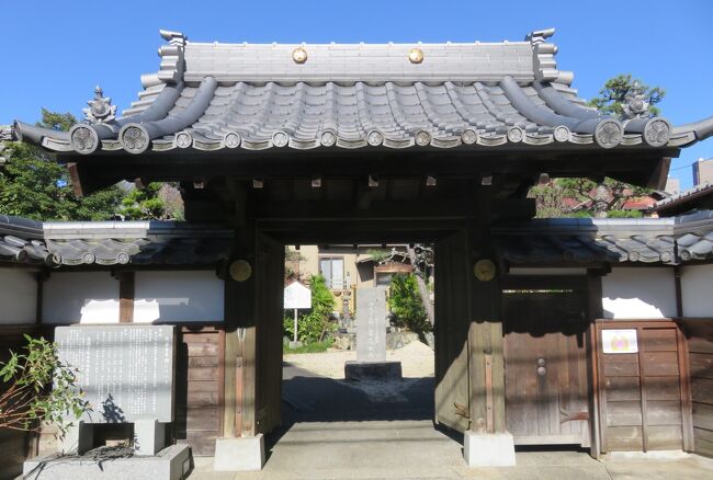蟹江城の見学を終え、蟹江駅に戻り、次の長島城見学の最寄り駅の関西本線の長島駅まで移動しました。長島駅からは、歩いて長島城址に向かいましたが、その途中、於大の方所縁の菩提所、天機山・光岳寺に立寄りました。
