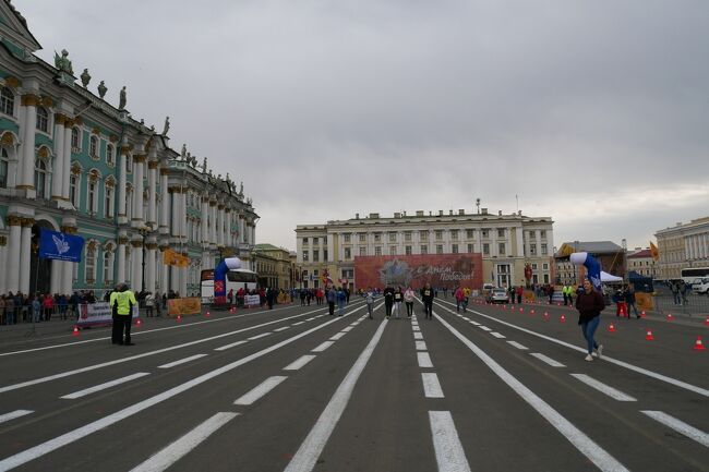 5日目エルミタージュ美術館を見学<br />宮殿広場ではマラソン大会<br />翌日、飛行機でモスクワへ地下鉄サンクトペテルブルク以上に豪華でした！<br /><br />前から行ってみたかったロシアに行ってきました。<br />サンクトペテルブルク、モスクワ<br />ロシア、固定観念と違い素敵な都市でした。<br /><br /><br /> 1日目(4/28)　　　地元空港から最終便で羽田東京泊<br /> 2日目(4/29)　　　朝、アクセス成田に乗って成田へ<br />　　　　　　　　　JALでモスクワ経由サンクトペテルブルクへ<br /> 3日目(4/30)　　　ペテルゴフ宮殿、聖イサアク大聖堂、青銅の騎士、血の上の救世主教会、<br />　　　　　　　　　カザン聖堂など市内をぶらぶら<br /> 4日目(5/1)　　　 エカテリーナ宮殿見学後、マリインスキー劇場でバレエ鑑賞<br /> 5日目(5/2)　　　 エルミタージュ美術館をぶらぶら<br /> 6日目(5/3)　　　 飛行機でサンクトペテルブルクからモスクワへ<br /> 7日目(5/4)　　　 クレムリン、赤の広場、聖ワシリー寺院とか<br /> 8日目(5/5)　　　 また、赤の広場。閉鎖確認後、空港へ帰国<br /> 9日目(5/6)　　　 朝成田着、羽田経由で家帰る