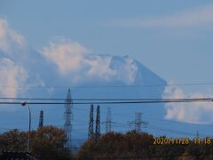 雲の切れ間から見られた富士山