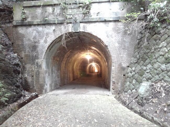 静岡の友人の所へ行くたびに、近くを観光していました。富士山や伊豆半島の周辺はかなり回った所が多くなったため、まだ行っていない場所を探すうちに偶然トンネルを見つけました。<br /><br />静岡の観光ガイドには古そうなトンネルが紹介されているのですが、あまり観光地らしさを感じません。富士や伊豆に比べれば、あまりに知名度もなさすぎる様に思えます。それでも行って見たくなったのは、レンガの入口がとても幻想的に見えたからでした。<br /><br />車を走らせながら分かるのは、ガイドに乗っていた略図と道の駅の名前ぐらいです。カーナビを「おかべ茶屋」に合わせて国道1号を進みました。止まった信号の先に道の駅があり、左へ進むと駐車場へ着きました。売店、トイレ、休憩所の様な構成で、休憩所の中にトンネルや古い街道の地図や説明がありました。英語版もあったので、東海道ですから外国の方も訪れるのでしょうか。<br /><br />ルートが分かったので車を止めたまま、歩いてトンネルを目指しました。<br />