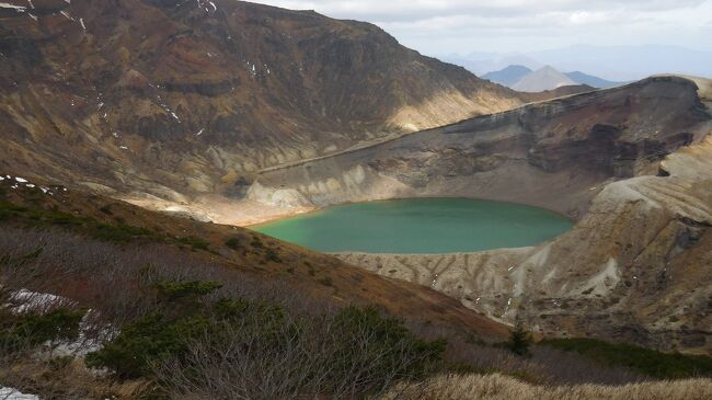 　新型コロナ禍で長らく旅行を自粛していたが、周囲のGOTOトラベルブームに煽られ、山形、福島、宮城の秘湯と紅葉の絶景ラインを巡る４泊５日旅に出た。万歩計にとって秘湯、湯治場巡りは、ヨーロッパと並んで旅の２本柱です。<br /><br />１０月２９日（木）晴れ<br />・弥治郎こけしの里に立ち寄り蔵王エコーライン入口の遠刈田温泉に着いた。この付近はまだ青葉が多かったが走るに従い紅葉黄葉が増え、滝見台付近は最高潮だった。さらに標高が高くなると周囲はすっかり冬景色、標高１３７９ｍの駒草平展望台では体ごと飛ばされそうな強風が吹き荒れて、恐怖感さえ感じた。お釜のある頂上には雪があり体感温度はマイナス５℃。ありったけの服を着て周囲を歩いた。地形的に風雪が激しく、真冬のモンスター出現も納得。<br />・蔵王から麓の青根温泉に下りてきて、共同浴場「じゃっぽの湯」でこの旅最後の温泉に入った。伊達藩主の「御殿湯」湯元不忘閣に泊りたく、最後までキャンセル待ちしたが叶わなかった。写真だけ撮って、近くの古賀政男記念館を見学した。<br />***************************************************<br />【旅程】<br />　　１．秘湯中の秘湯　姥湯温泉<br />　　　https://4travel.jp/travelogue/11658789<br />　　２．滑川温泉で一晩のプチ湯治（泊）<br />　　　https://4travel.jp/travelogue/11659070<br />　　３．奥羽本線峠駅と城下町米沢<br />　　　https://4travel.jp/travelogue/11659435<br />　　４．茅葺屋根の宿が残る　白布温泉（泊）<br />　　　https://4travel.jp/travelogue/11659919<br />　　５．日中線記念館（旧国鉄熱塩駅）<br />　　　https://4travel.jp/travelogue/11660777<br />　　６．蔵とラーメンの町　喜多方小田付<br />　　　https://4travel.jp/travelogue/11661257<br />　　７．五色沼探勝と磐梯吾妻レイクライン<br />　　　https://4travel.jp/travelogue/11661737<br />　　８．野趣満点の風呂　新野地温泉相模屋旅館（泊）<br />　　　https://4travel.jp/travelogue/11661896<br />　　９．森のセラピーウォークと土湯峠温泉郷の湯巡り<br />　　　https://4travel.jp/travelogue/11662120<br />　１０．磐梯吾妻スカイラインと温湯温泉旅館二階堂<br />　　　https://4travel.jp/travelogue/11662408<br />　１１．こけしの里にひっそり　鎌先温泉（泊）<br />　　　https://4travel.jp/travelogue/11662967<br />★１２．蔵王エコーラインと青根温泉<br />　　　https://4travel.jp/travelogue/11663937<br />　１３．紅花商いで栄えた蔵の町　村田①<br />　　　https://4travel.jp/travelogue/11664306<br />　１４．紅花商いで栄えた蔵の町　村田②<br />         https://4travel.jp/travelogue/11664737　