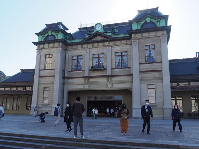 みなさん Go To してますか?<br /><br />このコロナ渦で始まった、Go To トラベル キャンペーンですが、<br />これを機に国内で行きたかった場所の棚卸しというか整理しています。<br /><br />今回は角島~萩の山口県日本海エリアと<br />宗像大社~門司港レトロの北九州エリアの2編です。<br /><br />北九州エリア編では、宗像大社から門司港レトロ、関門トンネルを歩いて下関側に行きます。<br /><br />写真はJR門司港駅駅舎です。<br /><br />11月19日(木) 名古屋>>小倉 小倉泊<br />11月20日(金) 小倉>>角島・元乃隅神社・萩>>山口市 山口市泊<br />11月21日(土) 山口市>>宗像大社>>小倉>>門司港レトロ>>関門トンネル>>小倉>>名古屋 帰宅<br />という日程です。<br />