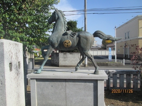 （１７）駒形神社。所在地：東深井313。アクセス：東武野田線運河駅徒歩4分。創建1399年の旧村社、平成10年再建。祭神は誉田別命、源義家と大椋の伝承。富士塚、馬頭観音。<br />駒形神社の由来かつてこの一帯には、官営の野馬放牧場である小金牧が設置されており、古より緑豊かな良馬の産地として知られておりました。御社伝によりますと、八幡太郎源義家公が奥州出陣の折りに立ち寄られ、愛馬を繋ぎ憩われたとされる椋(むく)の木の後裔が鳥居左手に残されております。誉田別尊(ほんだわけのみこと)を御祭神として御祀り申し上げます駒形神社が御創建されたのは応永六（西暦一三九九）年九月二十九日のことと伝えております。以来六百有余年に亘り、駒形神社の大神様は地域の産土神様として氏子崇敬者の人々の厚い敬神の念を受け、その御神威、御神徳を今日に伝えております。　　平成十三年 元旦<br />流山100か所めぐりとは流山の文化遺産や神社仏閣、名所旧跡などの中から選定された100か所です。個々の情報については、かなり要約しています。流山の歴史をもっと詳しく知りたい方は、流山市立博物館（電話：04-7159-3434）へ、ご相談ください。また、市立中央図書館（電話：04-7159-4646）参考室にはレファレンスサービスをする司書がいますので資料の相談に応じています。なお、立入が制限されている場所もありますので、見学等の際は必ず関係者や関係機関にご確認ください。<br />流山市ＨＰ　https://www.city.nagareyama.chiba.jp/tourism/1013068/1013069.html