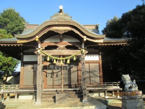 （２８）八幡（はちまん）神社。所在地：駒木台224。アクセス：東武野田線初石駅徒歩25分。江戸時代の石造物のある旧村社、旧駒木新田の産土神。<br />流山１００か所めぐり（２８）・八幡神社この駒木台の地は、日本地名辞典によると、慶安二年（1649）に、駒木村が上野牧を村請けして、進取の気象に富んだ遠祖等が、山野を墾いて田畑を耕し、集落を形成、駒木新田と称した。享保十五年（1730）里人は、心のよりどころとして、学門の始祖にます誉田別尊を御祭神と仰ぐ、八幡神社を協恭以て創建。朝夕神徳を拝して家業に励み、祖孫相承け、明治十七年には、境内をこの地に遷して、社殿を改築した。<br />流山100か所めぐりとは流山の文化遺産や神社仏閣、名所旧跡などの中から選定された100か所です。個々の情報については、かなり要約しています。流山の歴史をもっと詳しく知りたい方は、流山市立博物館（電話：04-7159-3434）へ、ご相談ください。また、市立中央図書館（電話：04-7159-4646）参考室にはレファレンスサービスをする司書がいますので資料の相談に応じています。なお、立入が制限されている場所もありますので、見学等の際は必ず関係者や関係機関にご確認ください。<br />流山市ＨＰ　https://www.city.nagareyama.chiba.jp/tourism/1013068/1013069.html