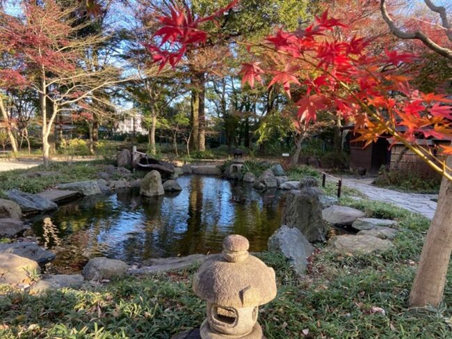 埼玉・新座にある平林寺に紅葉を見に行ってきました。<br /><br />■①広大な平林寺境内の紅葉<br />広大な境内には厳かな雰囲気が漂い、真っ赤な紅葉とのコントラストが見事でした。<br /><br />■②駅からの往復と野火止用水<br />平林寺への往復、行きは野火止用水沿いを、帰りは野鳥の森や田舎家を見て回りました。
