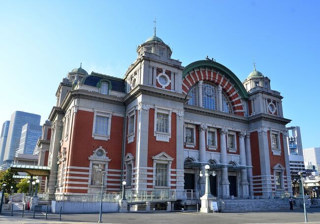 北面に堂島川、南面に土佐堀川が流れる大阪中之島は、パリのシテ島になぞらえて「東洋のシテ島」とも称されています。その東端の中之島公園に面して建つのが鉄骨煉瓦造の大阪市中央公会堂、その西隣に大阪府立中之島図書館が軒を連ね、大阪市庁舎を挟んで御堂筋の向かいには日本銀行大阪支店旧館が並び、この周辺は大正ロマン・ベルトとも呼ばれています。また、国の重要文化財の淀屋橋や大江橋をはじめ、川に架かる橋の数々もそれぞれ個性豊かな意匠で水の都 大阪の美しい景観を演出しています。<br />中でも公会堂は赤煉瓦の壁と青銅葺きドームとのコントラストが美しく、絵になる景観を呈しています。基調となるネオ・ルネッサンス様式にネオ・バロック（フリー・クラシック）様式の要素を加え、細部にはセセッション（ウィーン分離派）様式も取り入れた「様式の大饗宴」といった趣向ながら、威風堂々としており、同時に華やいだ姿でもあります。水の蒼と木々の緑に映える外観も美しく、中之島のシンボルに相応しい風合いです。