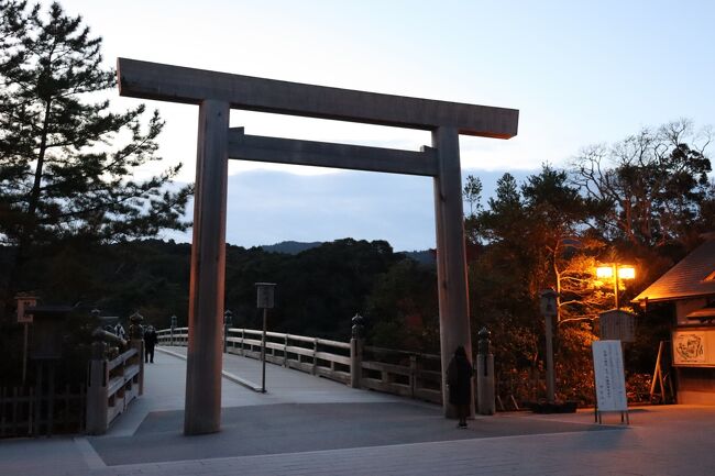 伊勢神宮へ朔日参りに行って来ました。<br /><br />前日夜バスで都内を出発し、早朝に到着し、お昼過ぎには現地を出発して都内へ戻るというかなりハードです。<br />が、それでも高齢で杖をついている方も参加されていました。<br />私が利用した旅行会社では伊勢神宮が人気で、様々なパターンで頻繁にバスツアーを開催しているようで、添乗員さんが、必ず男性が一人二人は参加しているけれど、今回は全員女性で何度も来ているけれど初めてとおっしゃっていました。<br />女子会みたいだとか・・・。<br />夜行バスで男性いないのは本当に良いです。<br /><br />それにしても、壱日はものすごく混雑するらしいですが、早い時間帯ということもありますが、写真撮るのに邪魔だ~という場面も少なく、逆に寂しい限り。<br />こんなゆっくりお参りができることは今後ないかもしれないので、本当に良かったです。<br /><br />また御朱印は猿田彦神社は書置きでしたが、それ以外は御朱印帳に書いて頂きました。