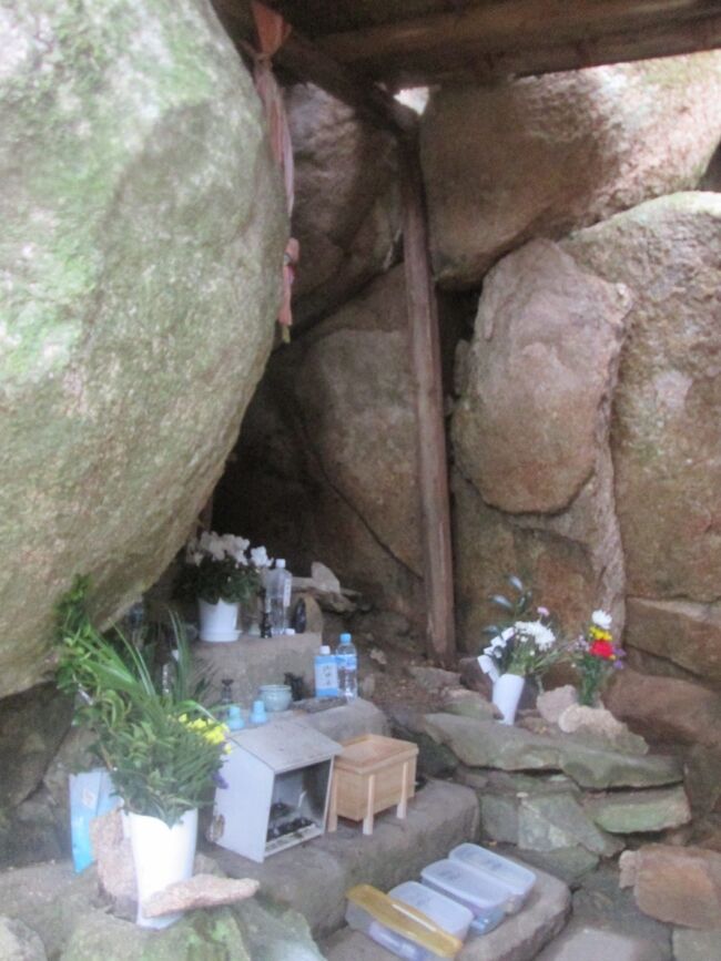 六甲山の山上エリアに、神秘的な神社があると聞き行ってきました。<br />マイカー、ロープウェイ、バスと交通手段豊富で、アクセスも楽な六甲山は有名な観光地。<br />また、周囲には別荘や保養所が点在するリゾートでもあります。<br />その中にひっそりとある比命神社。古代の人から現在に続く祈りの場所でした。<br /><br />交通機関を使って行ってもよかったけど、やはりここは下から歩かないと、、、と思い、阪急駅から徒歩で山上まで登りました。