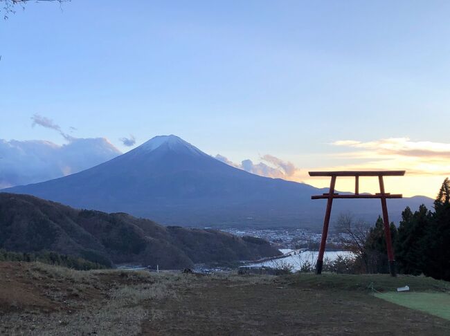 紅葉まつり最終日の河口湖へ。<br />1週間前の強風で、ほとんど紅葉が散ってしまったということで、会場の「もみじ回廊」にも、その貼り紙がありました。<br /><br />川(水は流れていない)の両岸に沿って、紅葉がありますが、だいぶ寂しくなっていました。それでも、夜のライトアップを見に行くと、枯れかけた紅葉もきれいに見え、川底に落ちた紅葉も幻想的でした。<br /><br />1日目<br />御殿場駅 → (路線バス) → 河口湖駅 → 富士大石ハナテラス<br />→ もみじ回廊 → 宿泊先(レイクビラ河口湖)<br />→ 天空の鳥居 → 河口浅間神社 → もみじ回廊(ライトアップ)<br /><br />2日目<br />河口湖北岸ウォーキングトレイル → 宿泊先 → 河口湖駅<br />→ (路線バス) → 御殿場プレミアムアウトレット