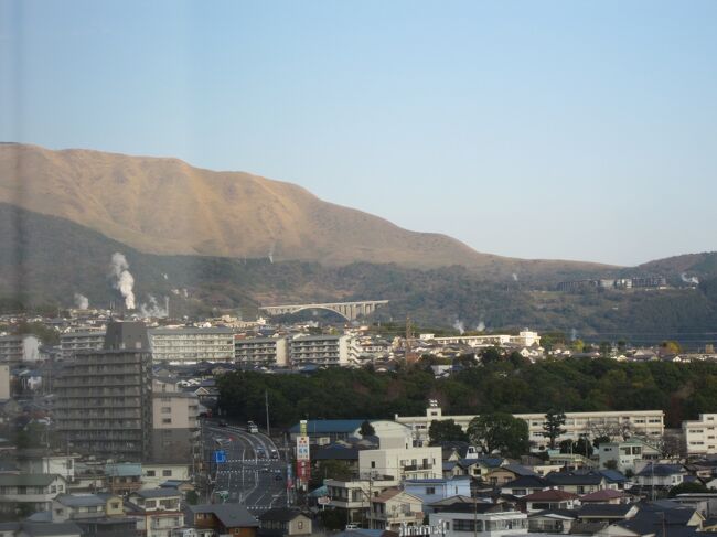 九州旅行2日目。別府から阿蘇・草千里で昼食をして十字架に見えて願いが叶うという海の入り江のクルスの海展望台そして日本最大級の柱状節理の段壁・馬ケ背そして宿泊するシェラトン・グランデ・オージャンリゾートまでの約291kmの旅程であった。<br />
